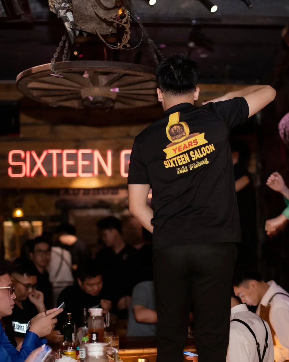 Sixsense Saloon Hải Phòng — Không gian