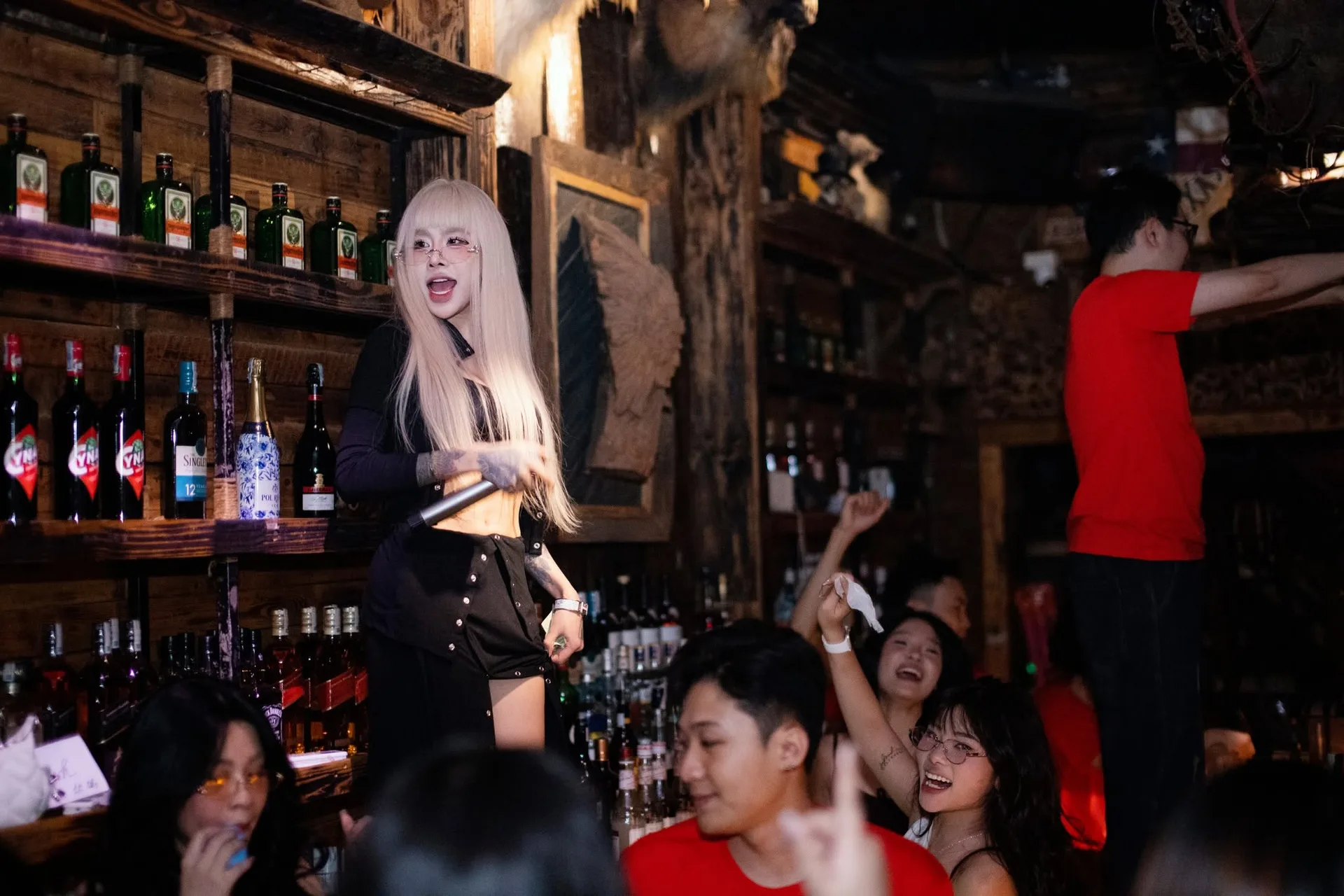 Ca sĩ cầm mic hát cùng khách trong saloon Sixsense